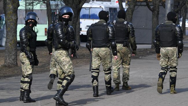 Сотрудники правоохранительных органов во время несанкционированной акции протеста в Минске