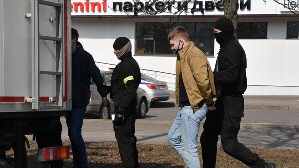 Задержание сотрудниками правоохранительных органов участника несанкционированной акции в Минске