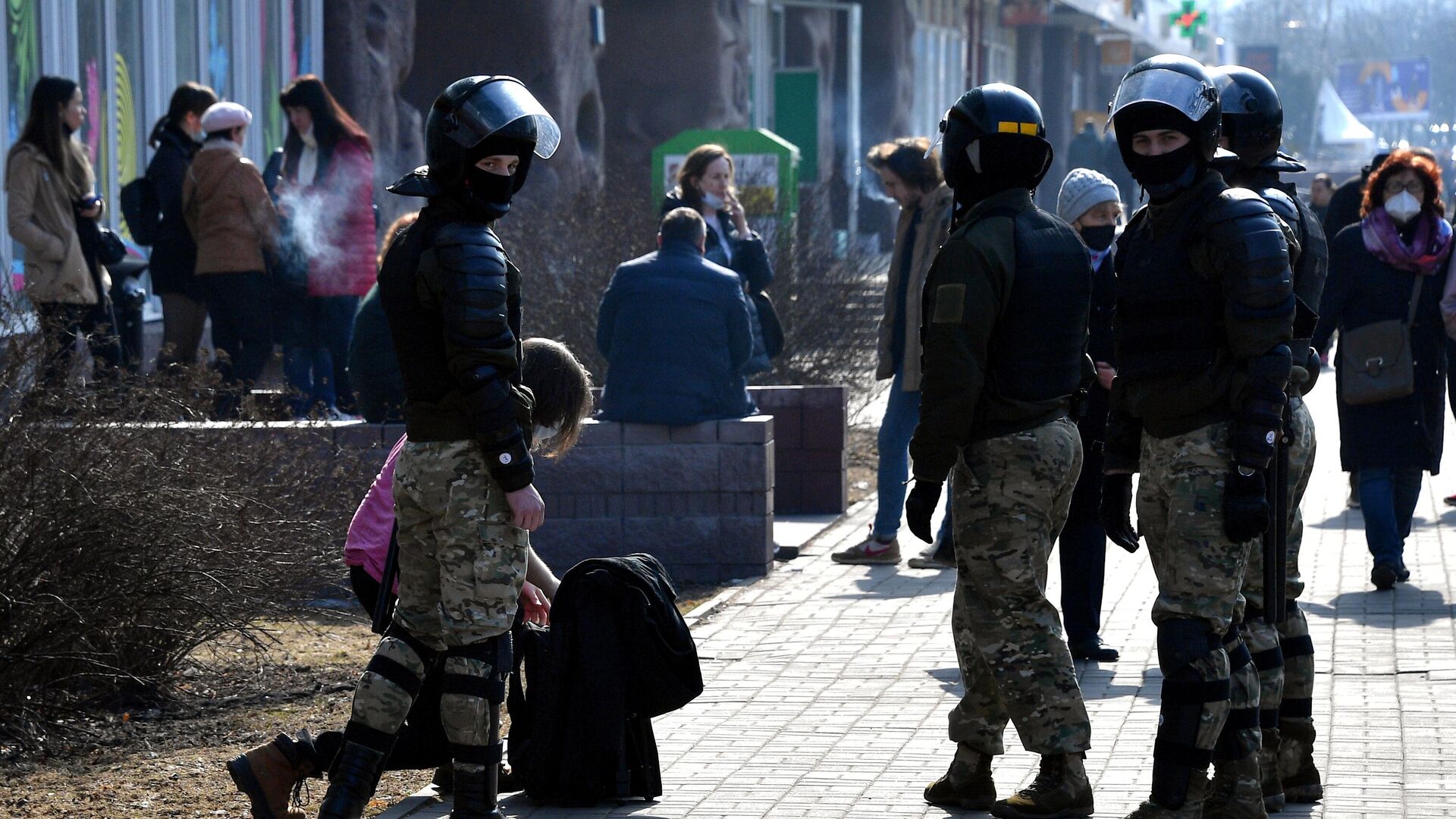 Сотрудники правоохранительных органов во время несанкционированной акции протеста в Минске - РИА Новости, 1920, 08.06.2021