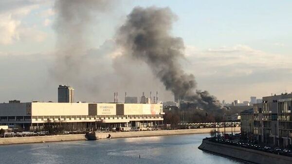 Кадры горящего склада в районе Крымского вала