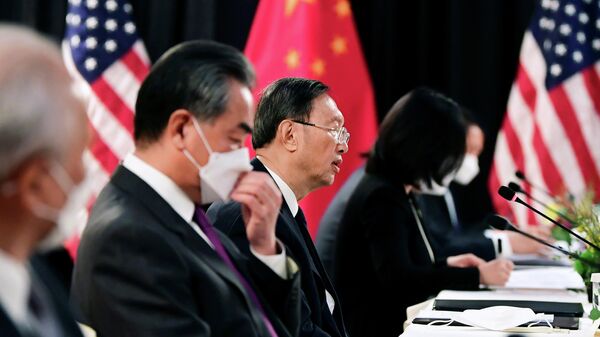 Глава канцелярии комиссии ЦК КПК по иностранным делам Ян Цзечи во время американо-китайских переговоров в Анкоридже, США