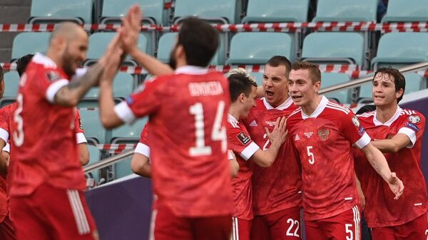 Игроки сборной России радуются забитому мячу в матче отборочного турнира чемпионата мира по футболу 2022 