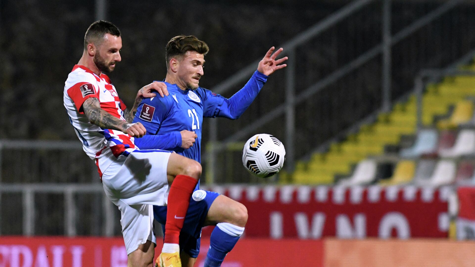 Croatia's midfielder Marcelo Brozovic (L) fights for the ball with Cyprus' forward Marinos Tzionis  during the FIFA World Cup Qatar 2022 qualification Group H football match between Croatia and Cyprus at the HNK Rijeka Stadium, in Rijeka, on March 27, 2021. - Croatia's midfielder Marcelo Brozovic (L) fights for the ball with Cyprus' forward Marinos Tzionis (Photo by Denis LOVROVIC / AFP) - РИА Новости, 1920, 27.03.2021