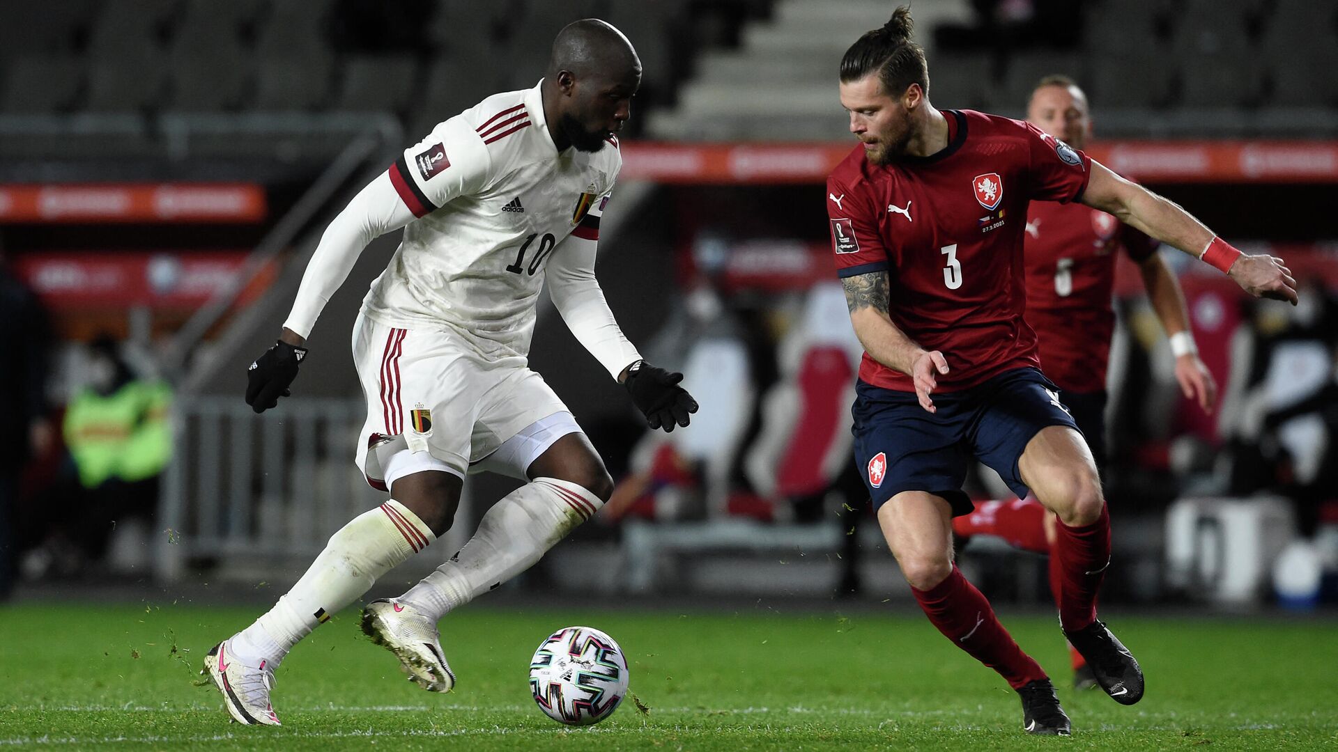 Czech Republic's defender Ondrej Celustka (R) and Belgium's forward Romelu Lukaku vie for the ball during the FIFA World Cup Qatar 2022 qualification football match Czech Republic v Belgium in Prague on March 27, 2021. (Photo by Michal Cizek / AFP) - РИА Новости, 1920, 28.03.2021