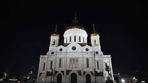 Храм Христа Спасителя в Москве до и после отключения подсветки в рамках экологической акции Час Земли