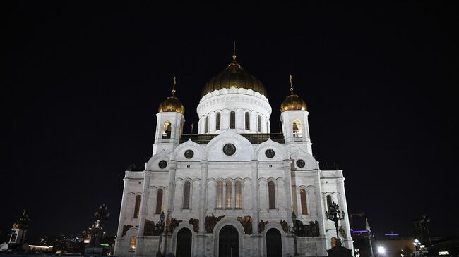 Храм Христа Спасителя в Москве до и после отключения подсветки в рамках экологической акции Час Земли