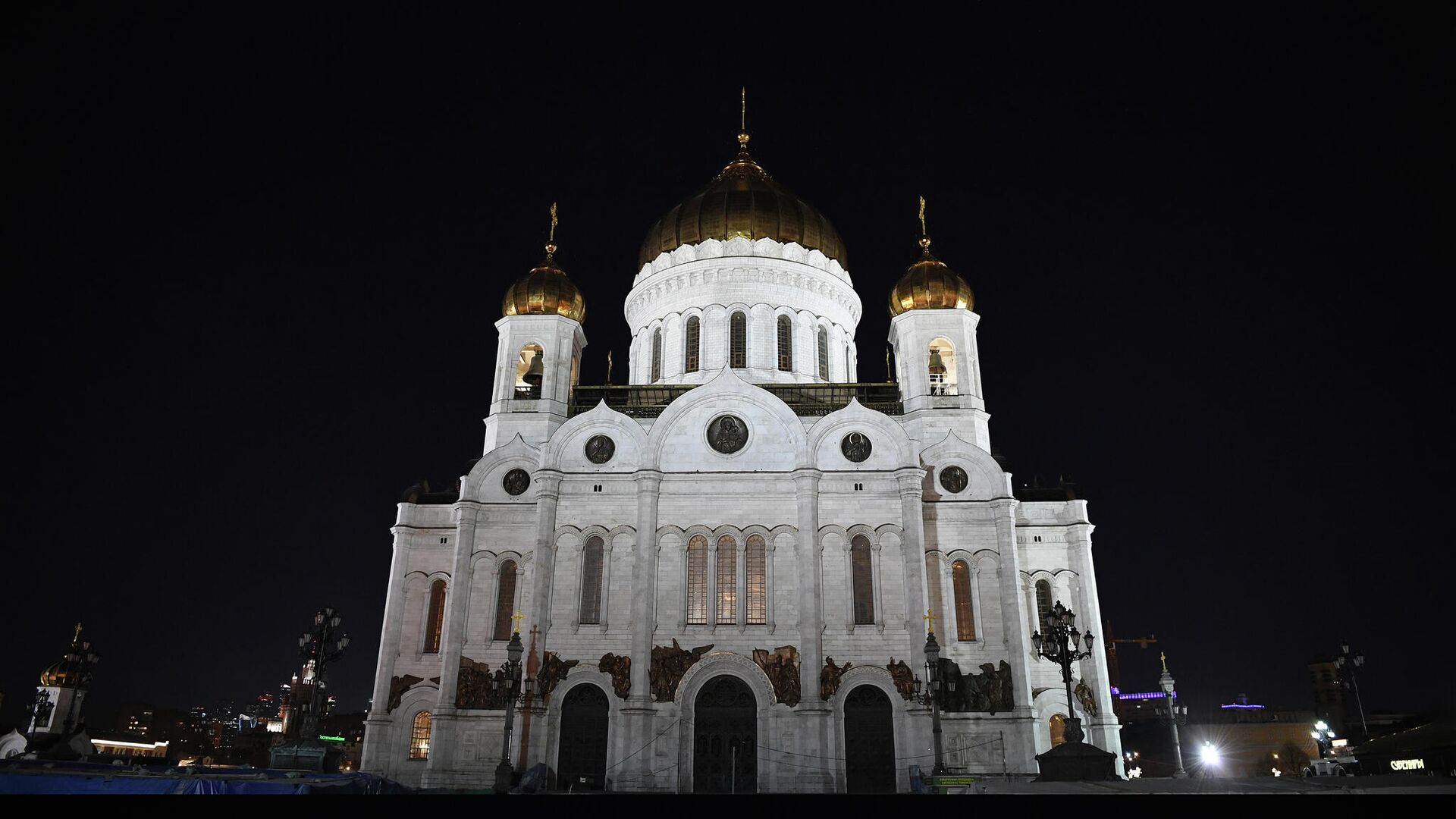 Храм Христа Спасителя в Москве до и после отключения подсветки в рамках экологической акции Час Земли - РИА Новости, 1920, 01.05.2021