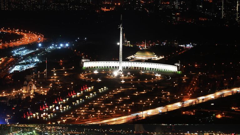 Вид на Поклонную гору с подсветкой и во время ее отключения в рамках экологической акции Час Земли со смотровой площадки ВышеТолькоЛюбовь на башне Око ММДЦ Москва-Сити