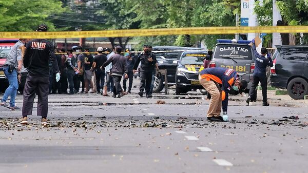 Сотрудники правоохранительных органов на месте взрыва у католического храма в индонезийском городе Макассар