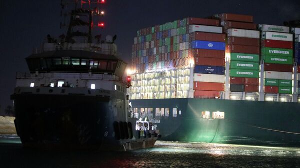 Буксиры возле контейнеровоза Ever Given, севшего на мель на 151-м километре Суэцкого канала