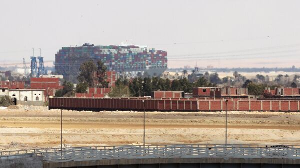 На дальнем плане – контейнеровоз Ever Given, севший на мель на 151-м километре Суэцкого канала