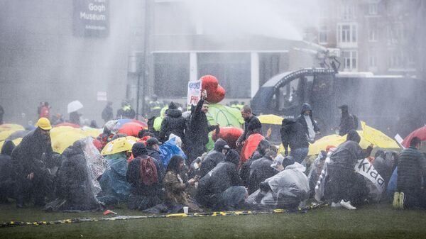 Применение водометов на акции протеста против COVID-мер в Амстердаме