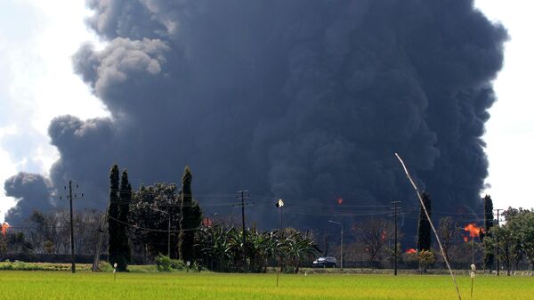 Последствия взрыва на территории НПЗ в населенном пункте Балонган, Индонезия