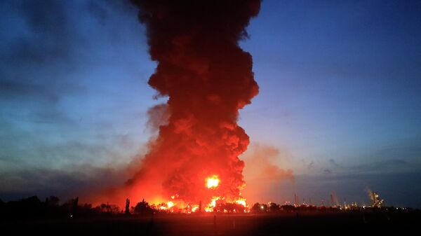 Последствия взрыва на территории НПЗ в населенном пункте Балонган, Индонезия