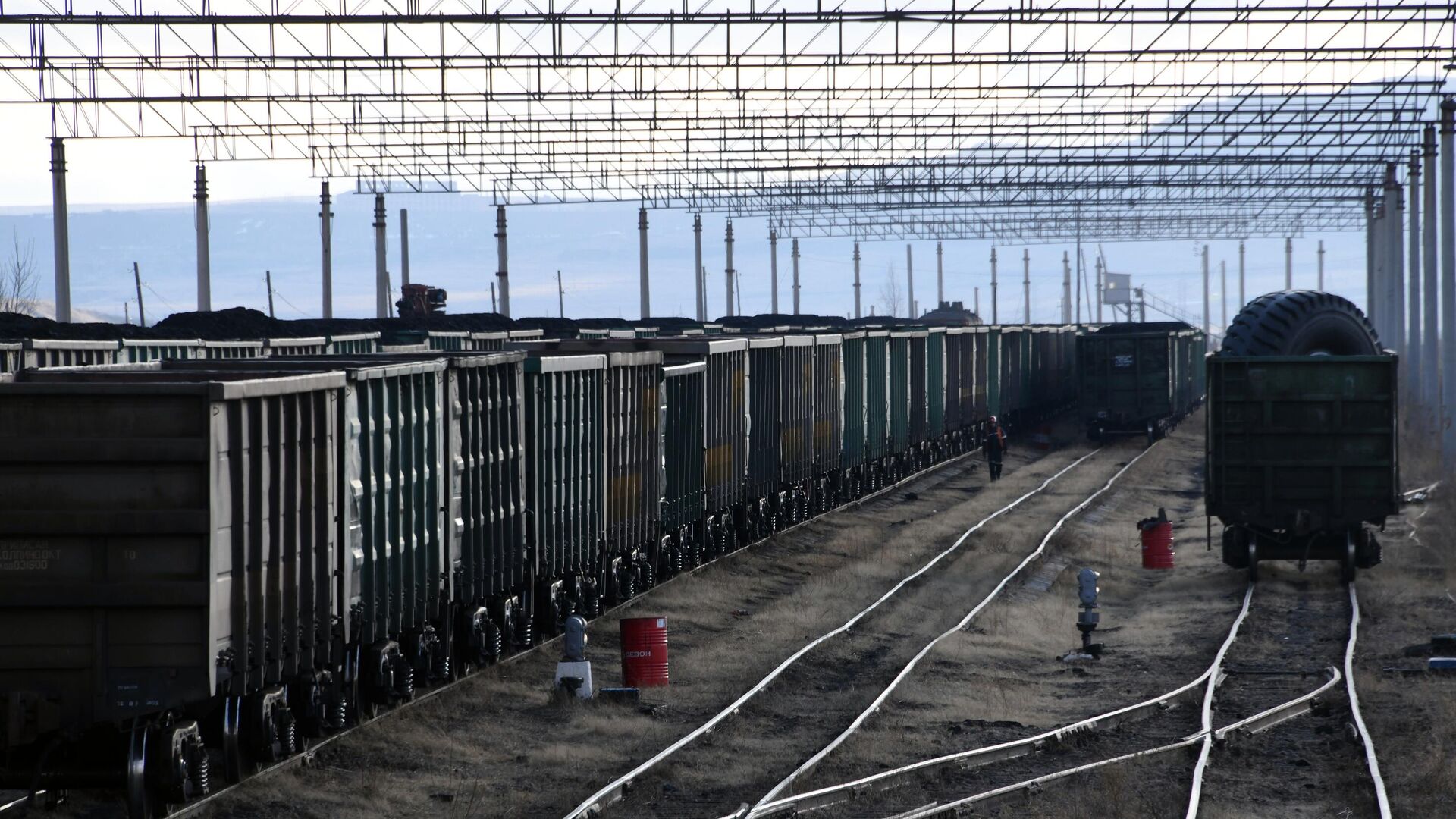 Предназначенные для погрузки угля железнодорожные вагоны на Харанорском разрезе  - РИА Новости, 1920, 06.06.2021