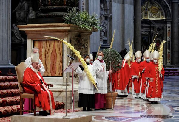 Папа Франциск во время мессы в Пальмовое воскресенье в базилике Святого Петра в Ватикане