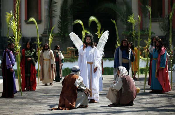 Актер играет Иисуса Христа во время спектакля в Пальмовое воскресенье возле собора Истапалапа в Мехико