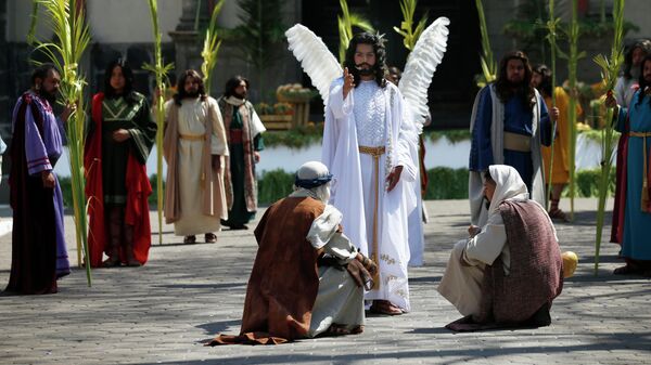 Актер играет Иисуса Христа во время спектакля в Пальмовое воскресенье возле собора Истапалапа в Мехико
