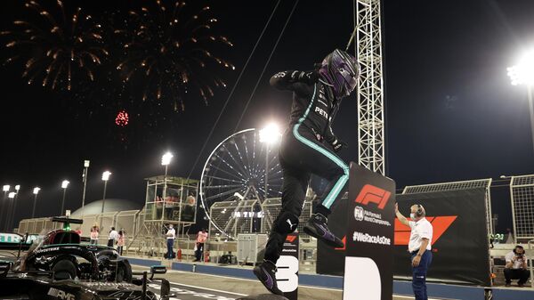Пилот Мерседеса Льюис Хэмилтон после победы на Гран-при Бахрейна