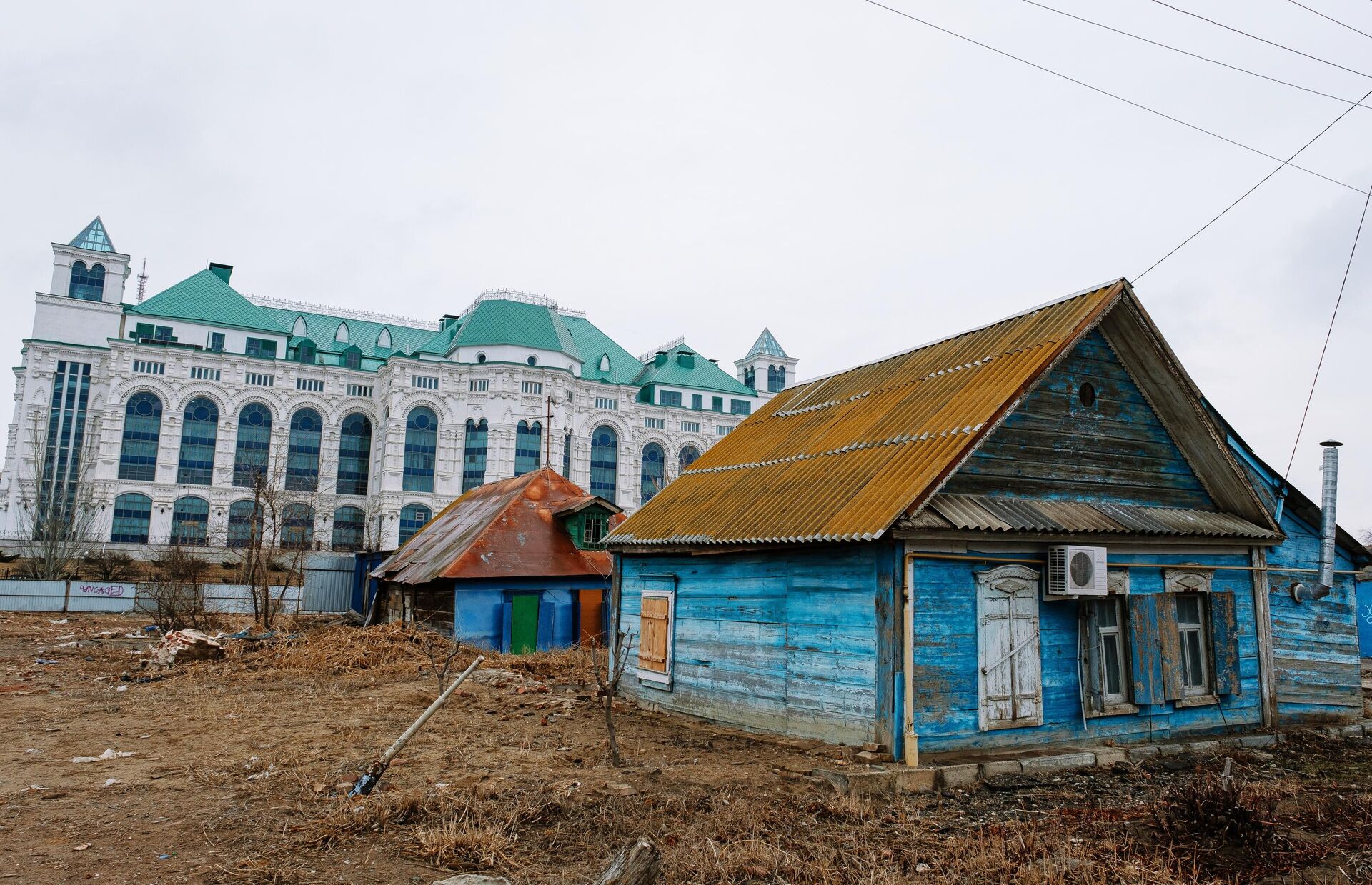 На первом плане - аварийный деревянный дом на одной из улиц в Астрахани - РИА Новости, 1920, 01.04.2021