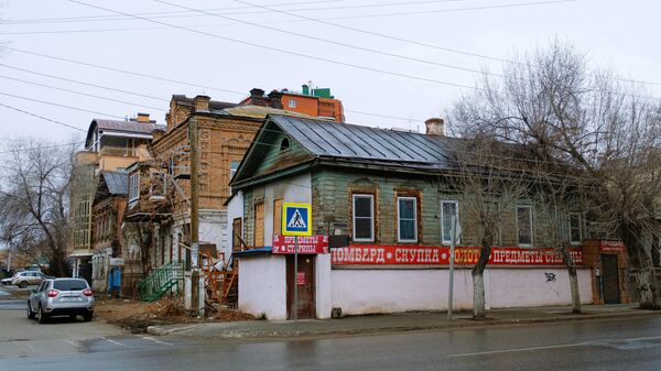 Аварийные дома на одной из улиц в Астрахани