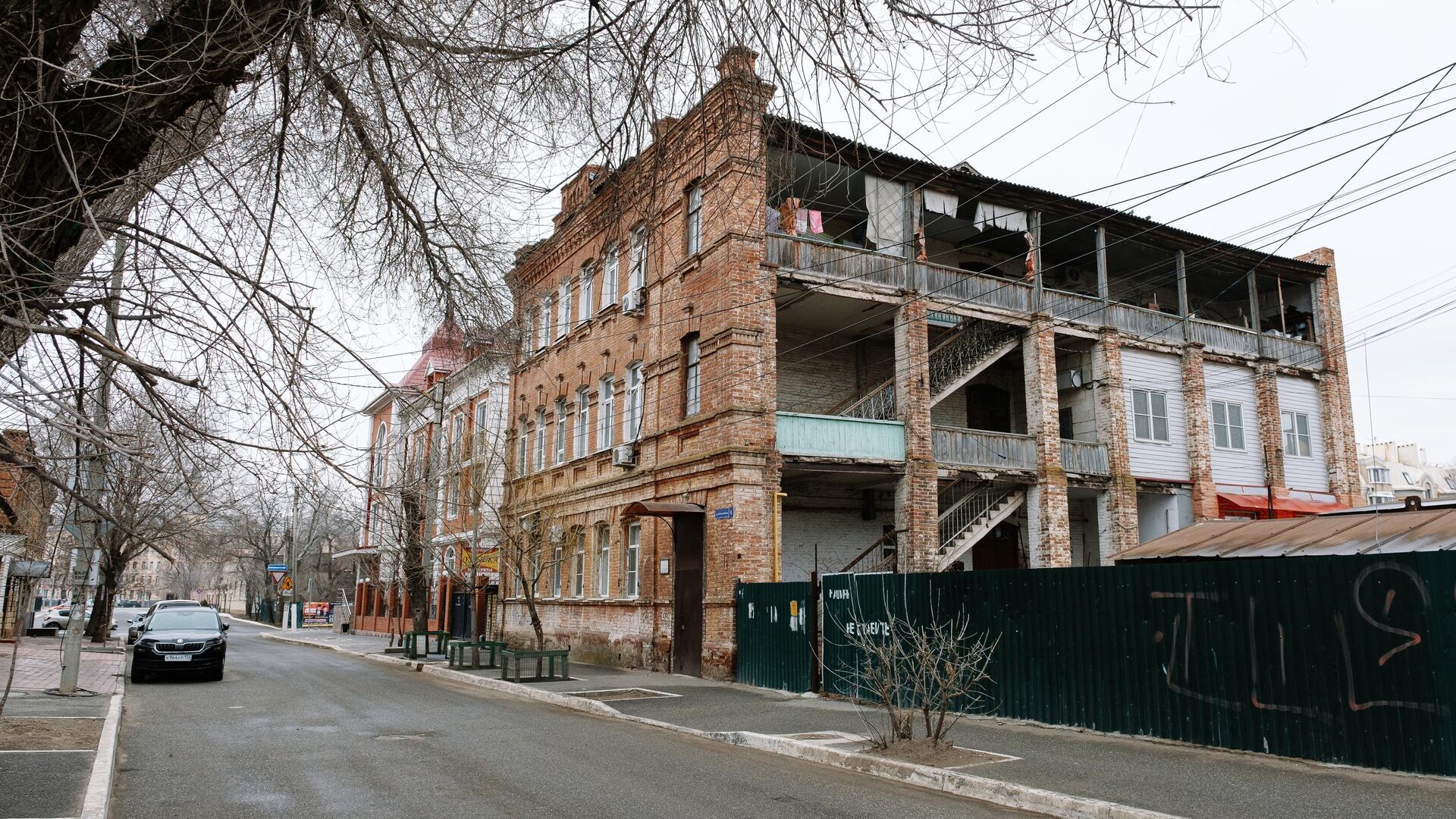 Один из многоквартирных аварийных домов в Астрахани - РИА Новости, 1920, 11.10.2022