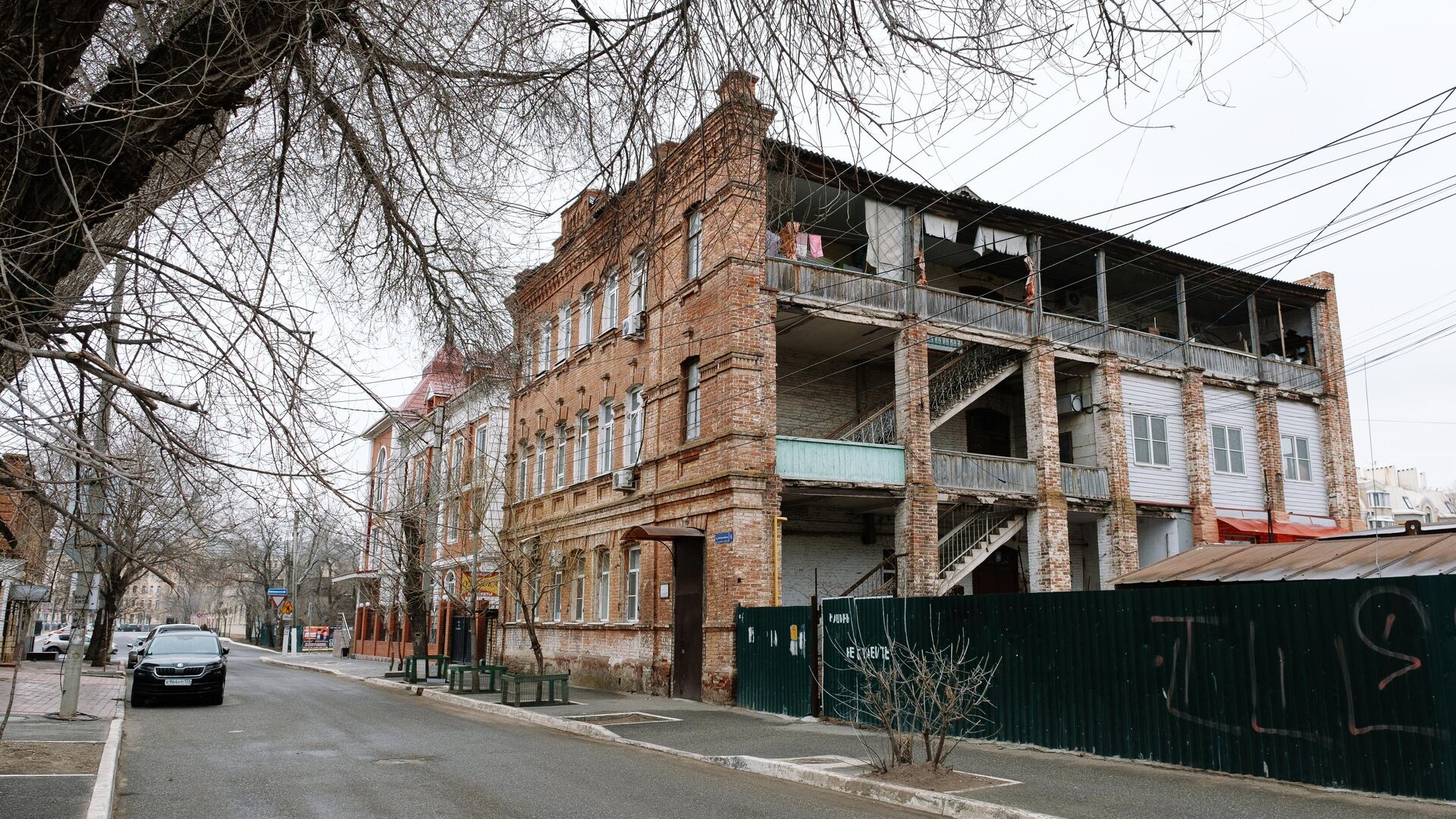 Один из многоквартирных аварийных домов в Астрахани - РИА Новости, 1920, 24.09.2021