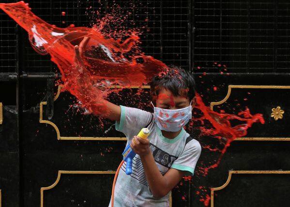Мальчик во время празднования фестиваля Холи в Ченнаи, Индия
