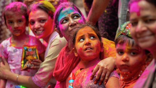 Празднование фестиваля Холи в Гувахати, Индия