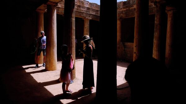 Туристы во время посещения Царских гробниц в Пафосе