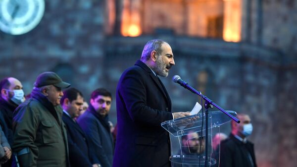 Премьер-министр Армении Никол Пашинян выступает перед своими сторонниками в Ереване
