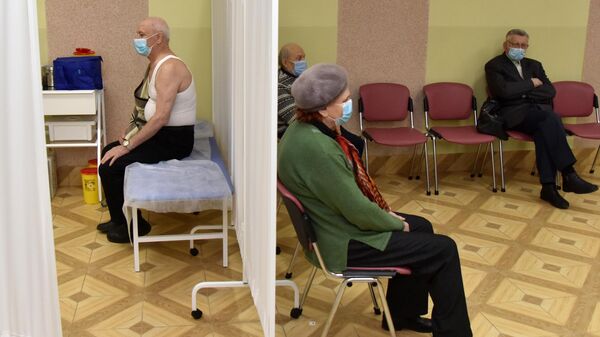 Посетители перед прививкой на стационарном пункте вакцинации во Львове