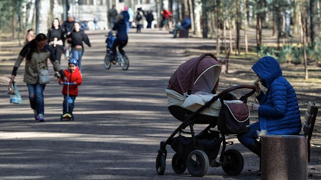 Жители города отдыхают в парке Сосновка