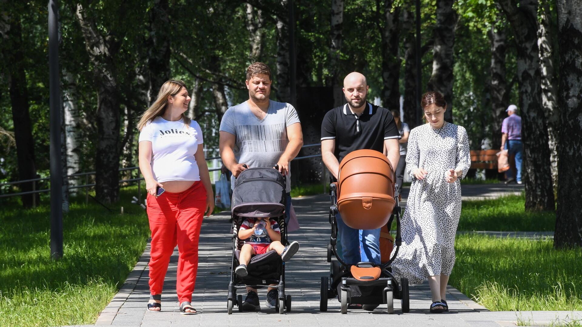 Отдыхающие в парке Дружбы в Москве. Декретные выплаты - РИА Новости, 1920, 05.09.2024