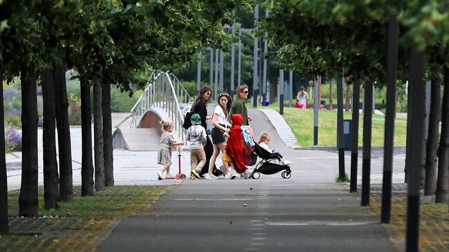 Отдыхающие в парке искусств Музеон в Москве