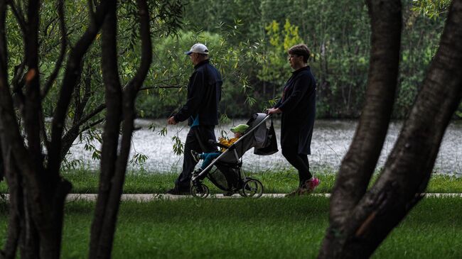 Отдыхающие на благоустроенной набережной Москвы-реки в Капотне