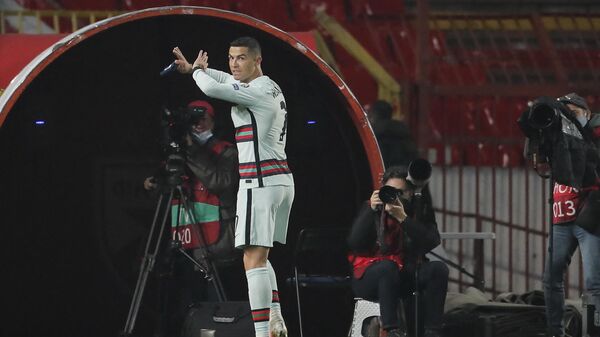 Криштиану Роналду выбрасывает капитанскую повязку в концовке матча Сербия - Португалия