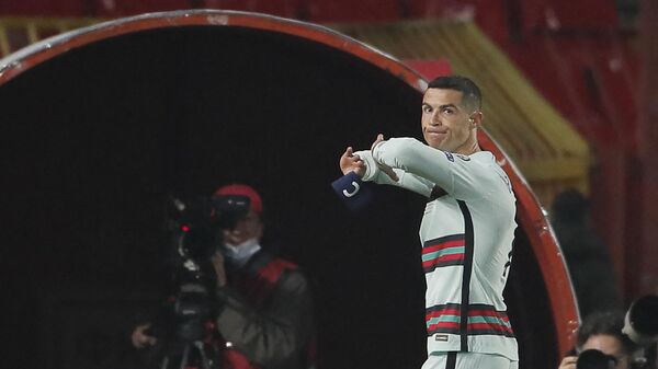 Криштиану Роналду выбрасывает капитанскую повязку в концовке матча Сербия - Португалия