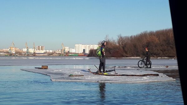 Спасатели сняли с отколовшейся льдины на Москва-реке двух велосипедистов