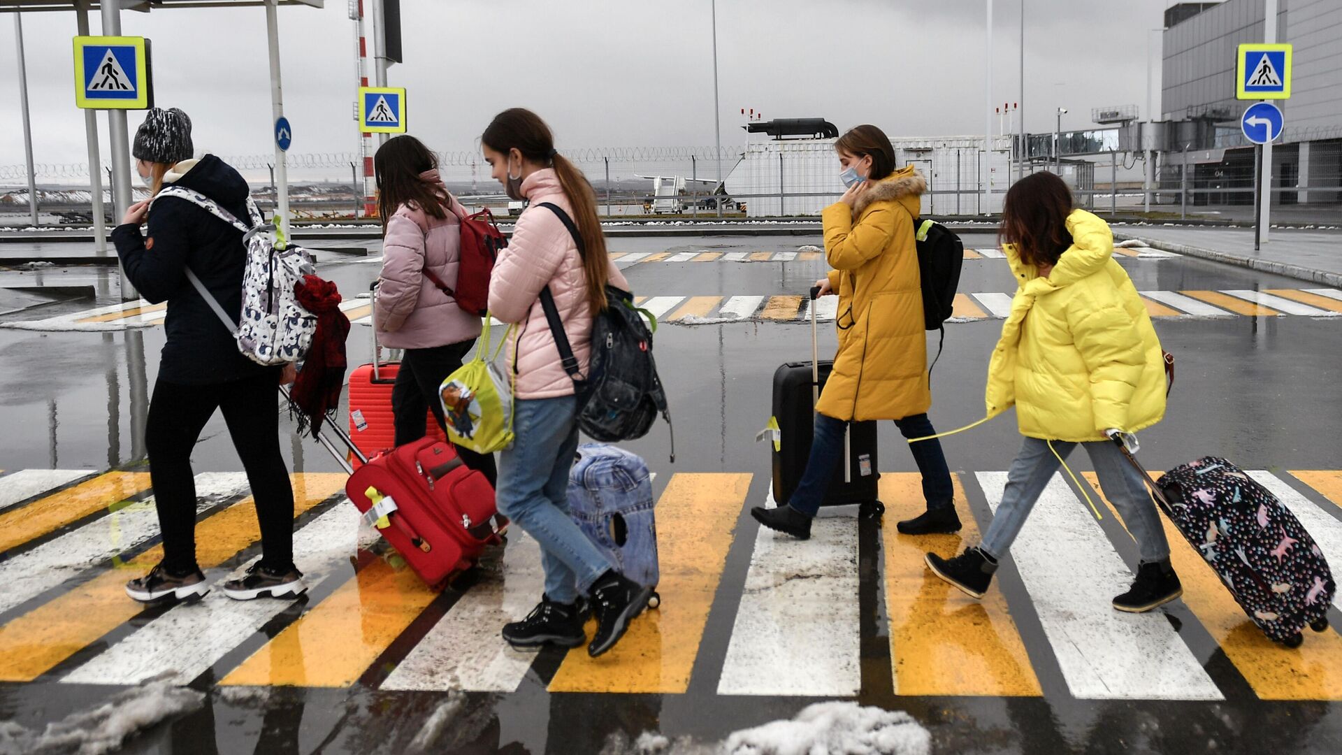 Подростки выходят из Международного аэропорта Симферополь в Крыму  - РИА Новости, 1920, 29.03.2021