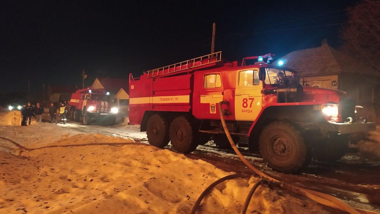 В Пермском крае женщина и двое детей погибли при пожаре в частном доме -  РИА Новости, 10.08.2021