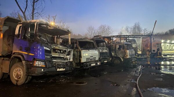 Грузовики, сгоревшие во время пожара в промзоне в Москве