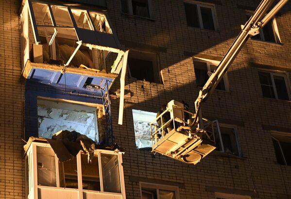 Сотрудники пожарной службы МЧС РФ работают на месте взрыва газа в многоквартирном доме по улице Ленина в Зеленодольске 