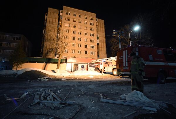 Сотрудники пожарной службы МЧС РФ работают на месте взрыва газа в многоквартирном доме по улице Ленина в Зеленодольске