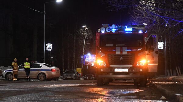 Сотрудники пожарной службы МЧС РФ и полиции дежурят на месте взрыва газа в многоквартирном доме по улице Ленина в Зеленодольске