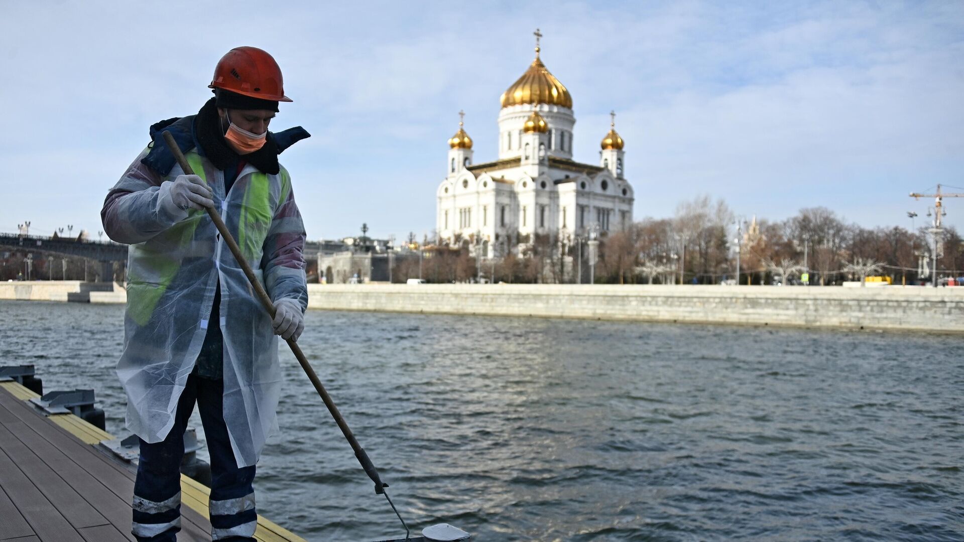 Сотрудник ГБУ Гормост красит причал на набережной Москва-реки - РИА Новости, 1920, 15.10.2024