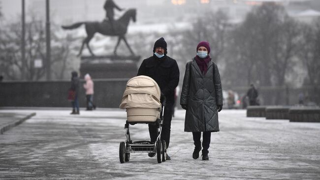 Прохожие на Манежной площади в Москве