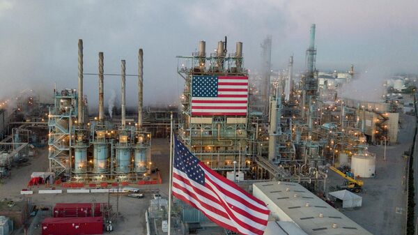 Вид на нефтеперерабатывающий завод в США