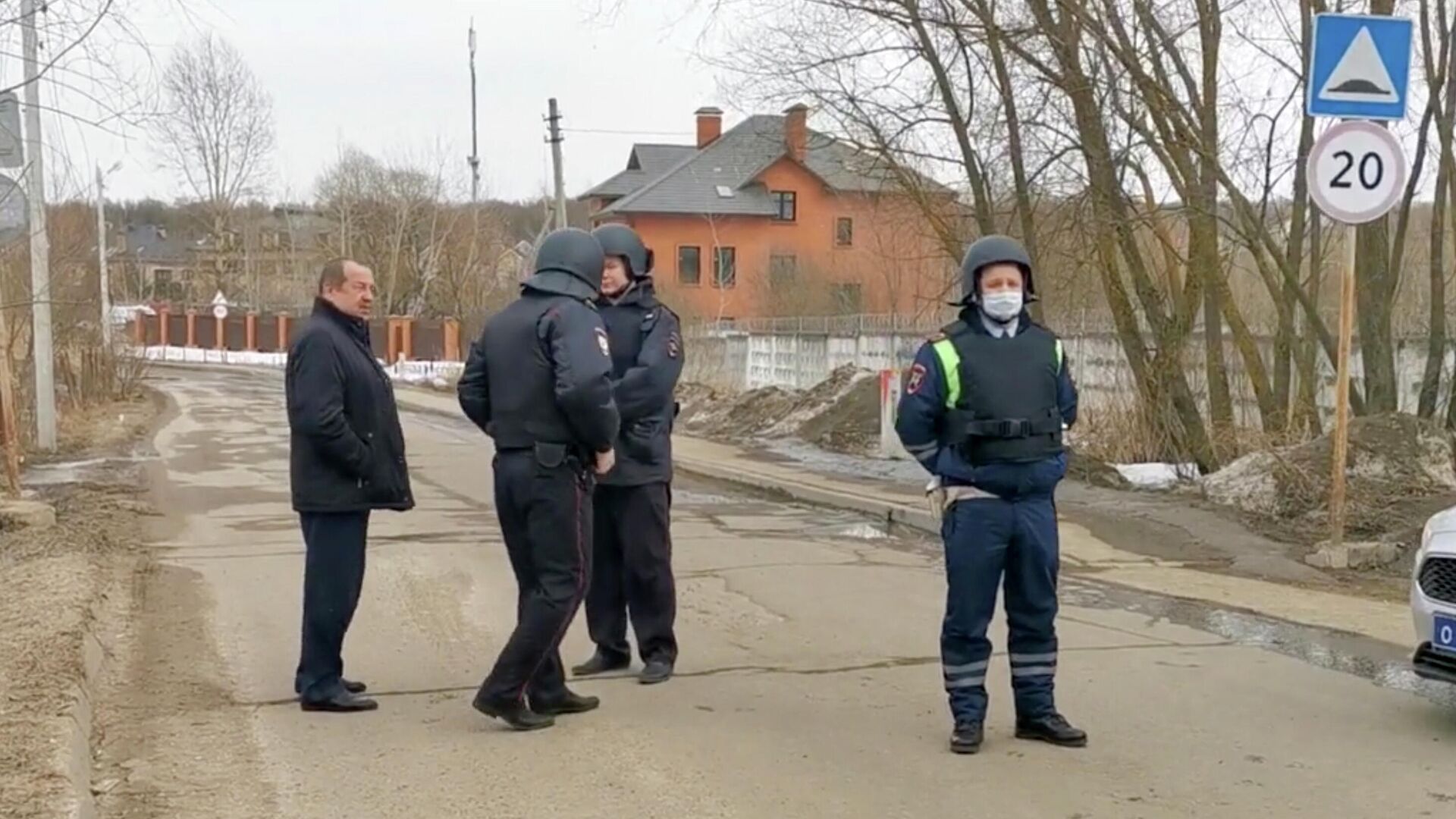 На месте стрельбы в коттеджном поселке Новые Вешки. Кадр видео - РИА Новости, 1920, 30.03.2021