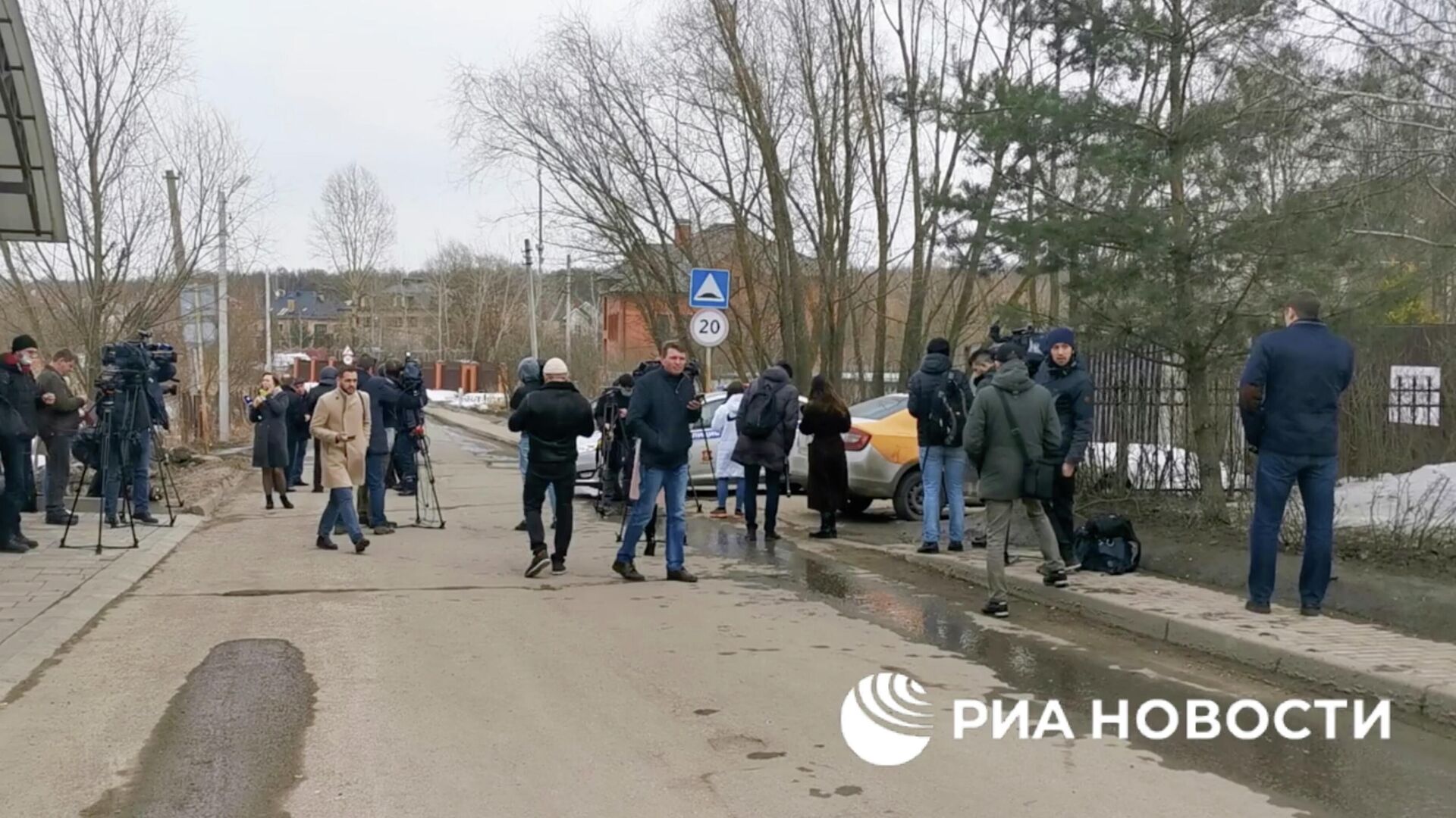 Пресса на месте стрельбы в коттеджном поселке Новые Вешки. Кадр видео - РИА Новости, 1920, 31.03.2021